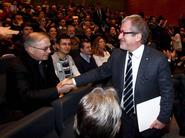 Maroni stringe la mano a Don Inzoli al convegno di gennaio 2015