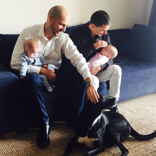 IL - Amir Ohana (camicia bianca) e Alon Hadad con i figli surrogati ed il loro cane. Foto Maayan Jaffe.jpg