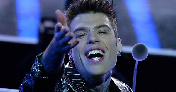 fedez_pugno2