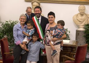 Marilena e Laura, una delle 16 coppie Gay presenti oggi in Campidoglio in occasione della trascrizione davanti al sindaco Ignazio Marino, del loro matrimonio contratto all'estero, Roma, 18 ottobre 2014. ANSA/MASSIMO PERCOSSI