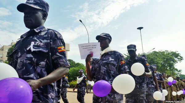 polizia_uganda_tacchi1