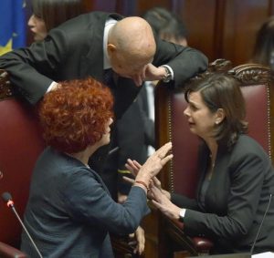 La vicepresidente vicaria del Senato Valeria Fedeli (S), la presidente della Camera Laura Boldrini (D) con Giorgio Napolitano nell'Aula della Camera durante la seconda votazione per eleggere il presidente della Repubblica, Roma, 30 gennaio 2015. ANSA/ ETTORE FERRARI