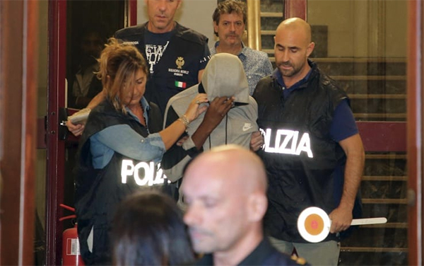 La scena dell'arresto di uno degli stupratori di Rimini