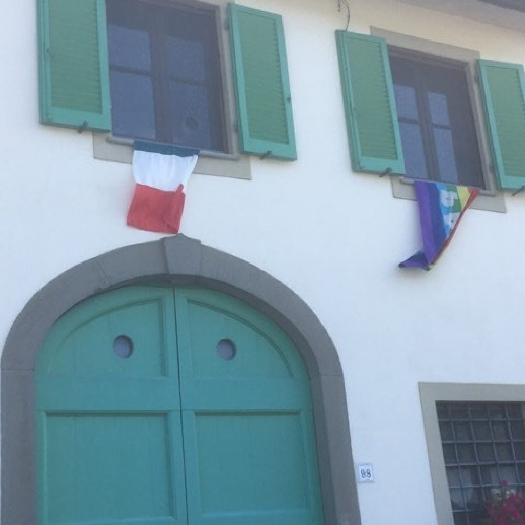 Campo (Pisa): dopo l'incendio alla bandiera, il paese si ...